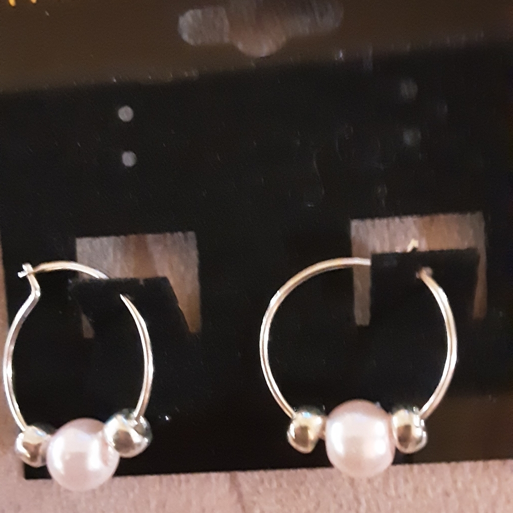 Silver plated Pearl Hoop earrings.
